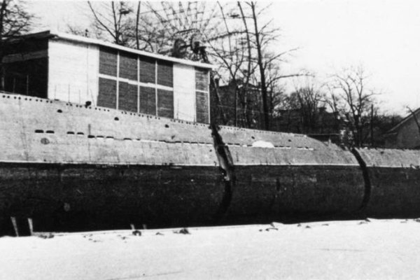 Подводная лодка С-56 в период переделки из УТС в музейный экспонат. 1974 год