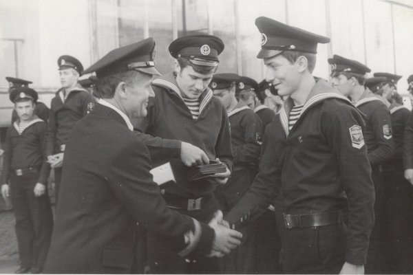 Преподаватель ДВВИМУ, почетный работник морского флота СССР Г. С. Щукин (слева) поздравляет курсантов с окончанием училища. 1970-е годы