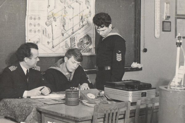 Преподаватель ДВВИМУ, почетный работник морского флота СССР Г. С. Щукин (слева) ведет занятия с курсантами. 1970-е годы