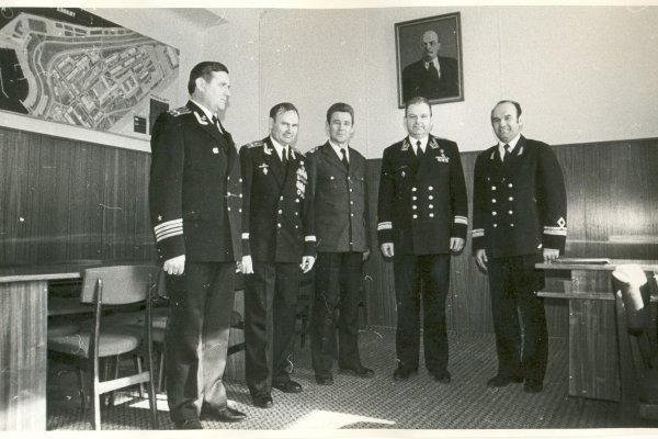 Первый ректор ДВВИМУ В. И. Седых (второй справа) с преподавателями училища. 1970-е годы